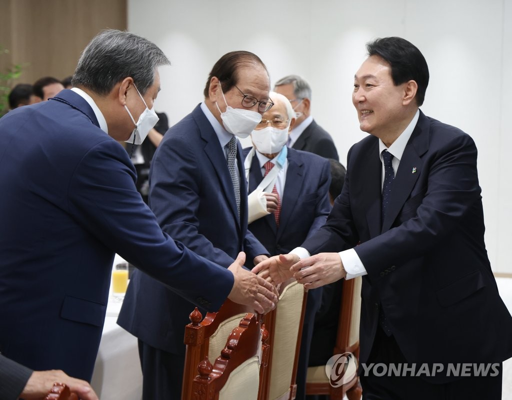 與원로들 "김건희 여사 전담인력 필요"…尹대통령 '경청 모드'(종합)