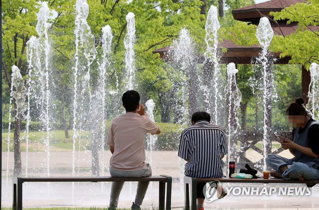 "더위 물렀거라" 해변·계곡에 인파…산행하며 이열치열도