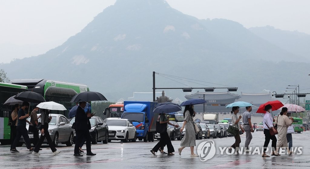 [내일날씨] 장맛비 계속…폭염·열대야 '온열질환 주의'