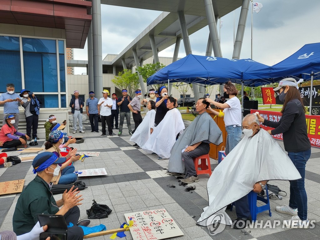 "의료폐기물 소각장 결사반대"…완주 상관면 주민들, 삭발 시위