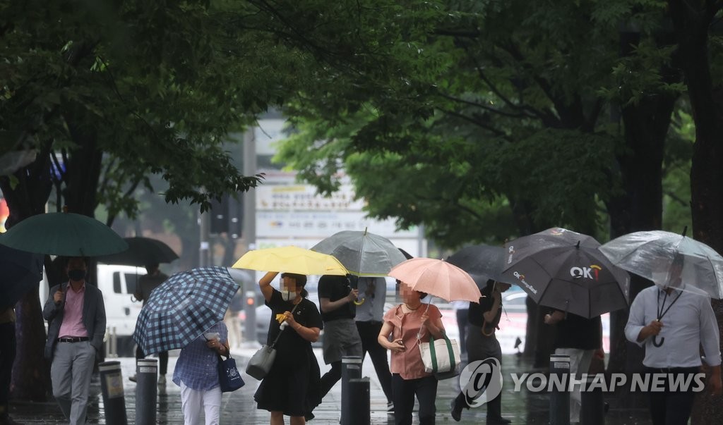 폭우에 서울 도로 곳곳 침수되고 퇴근길 차량 정체