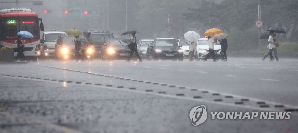 빗길 사망 사고에 도로 침수…인천 호우 피해 잇따라