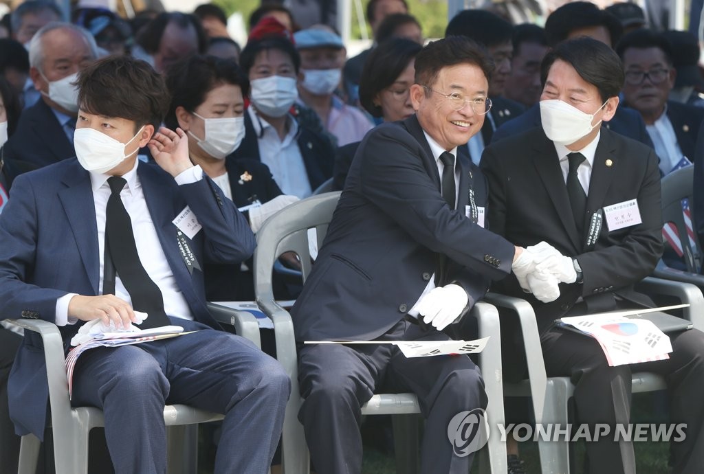 '티격태격' 이준석·안철수, 백선엽 2주기 추모식서 어색한 동석(종합)