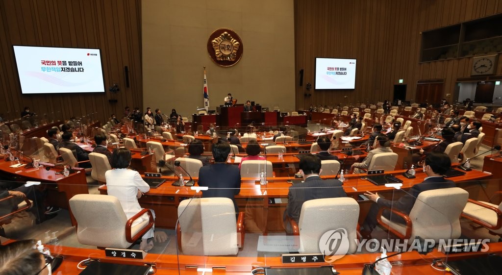 '참석률 저조' 與 의총…이준석 혁신위 공개 비판도