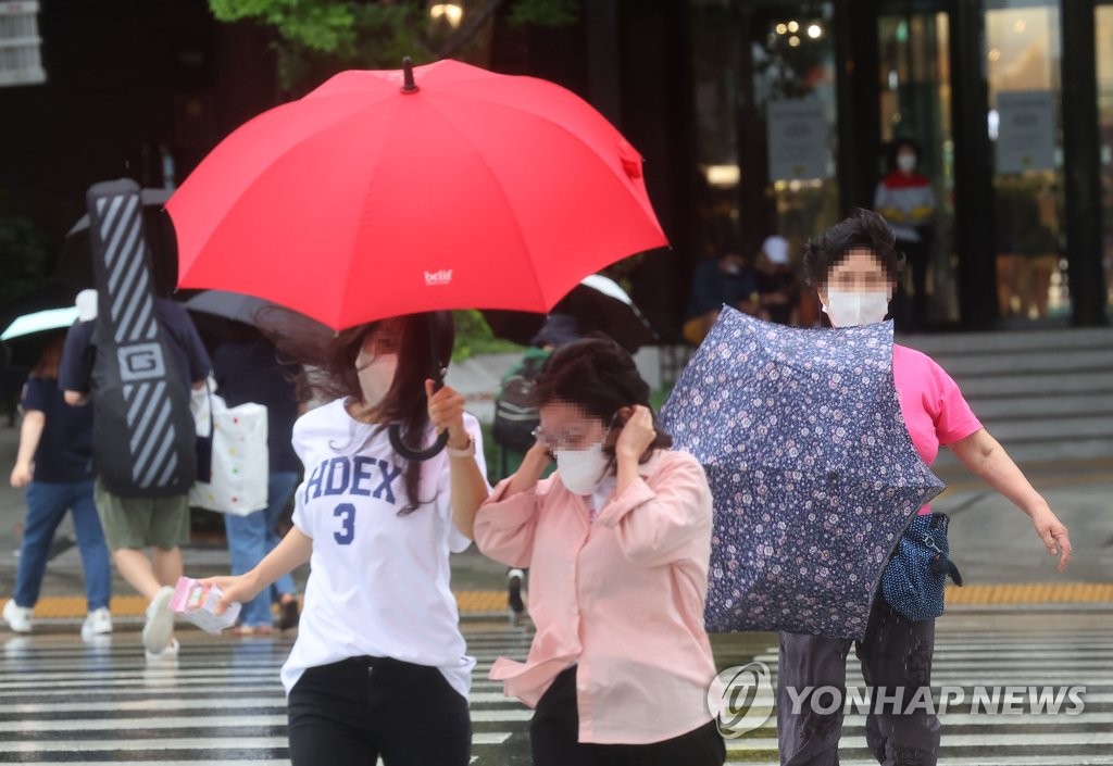 중부지방 밤중 물폭탄…남부지방엔 열대야, 부산 20년만 최고치