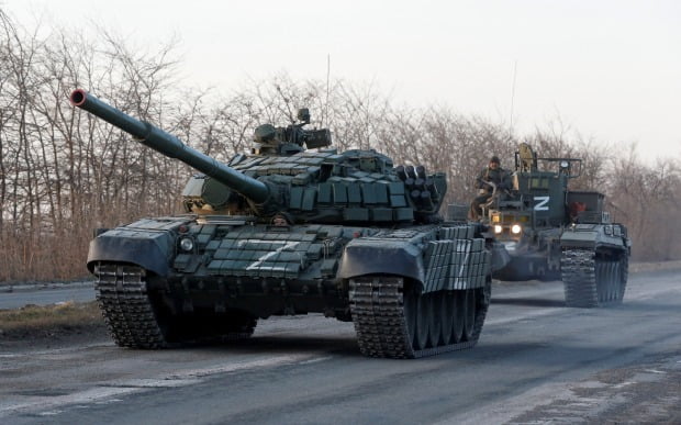  'Z' 표시를 한 친러시아 반군 탱크와 장갑차량이 우크라이나 남부 항구도시 마리우폴로 이어지는 도로를 달리고 있다.(사진=로이터 연합뉴스)