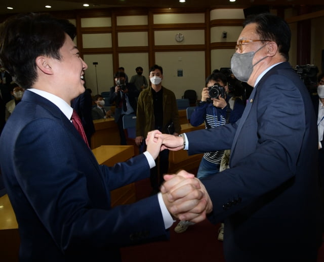 국민의힘 이준석 대표와 정진석 국회부의장. / 사진=연합뉴스