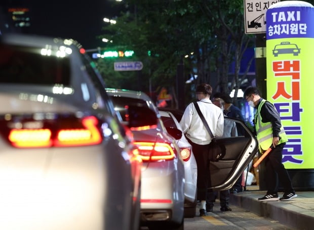 5월 12일 밤 강남역 인근 임시승차대에서 택시 승차지원단이 심야시간 택시 승차난 해소를 위해 시민들의 탑승을 지원하고 있다. 사진=연합뉴스