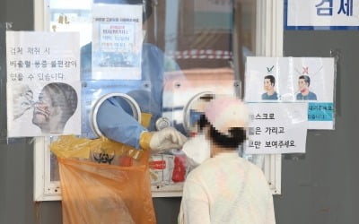 '7일 카지노리거' 유지하는 이유…"8월말엔 확진자 8.3배 늘어날수도"