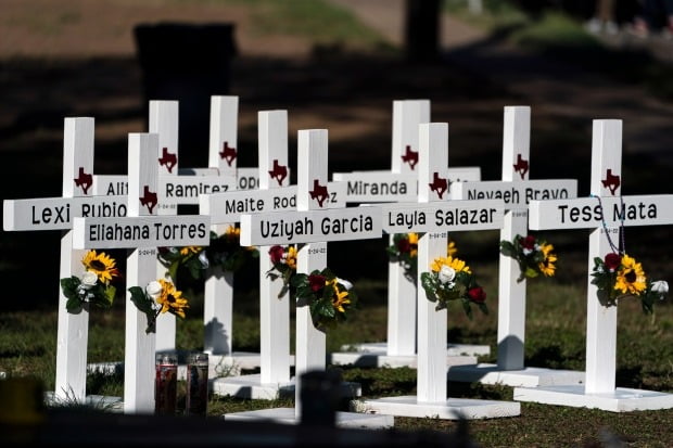 미국 텍사스주 유밸디의 롭 초등학교 인근에 총기난사 희생자들의 이름이 새겨진 십자가들이 세워져 있다. 지난달 24일 이 초등학교에서는 총기난사 사건이 발생해 학생 19명과 교사 2명이 숨졌다. /사진=AP