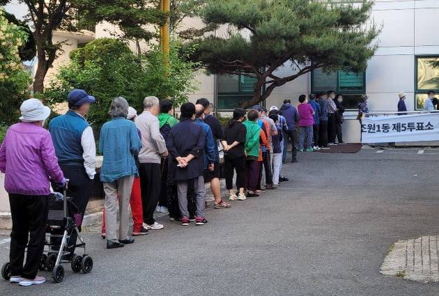 6·1 지방선거일인 1일 오전 경기 수원시 보훈복지타운에 마련된 투표소에서 유권자들이 소중한 한 표를 행사하기 위해 기다리고 있다.  사진=연합뉴스