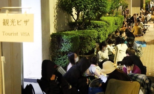 일본 도쿄 소재 주일본한국대사관 영사부 앞에서 한국 여행을 위한 비자(사증)를 신청하려는 일본인들이 밤새 대기 하고 있다. /사진=연합뉴스