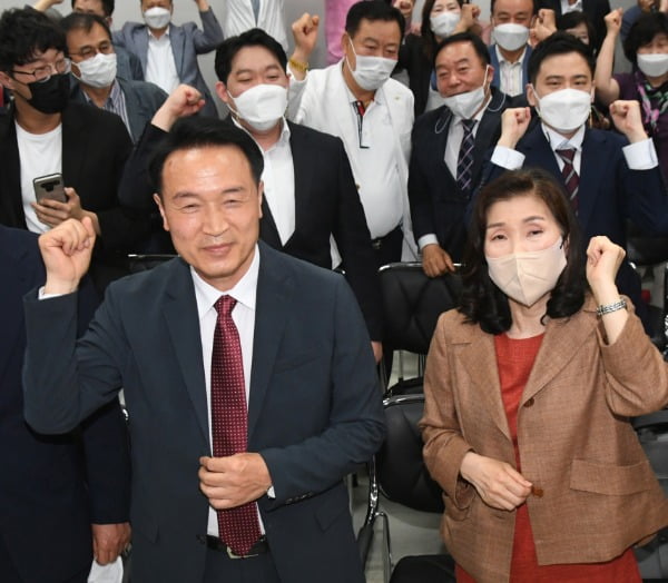 임태희 경기교육감 후보(왼쪽)가 1일 지방선거 개표에서 앞서 달리는 것으로 나타나자 지지자들과 함께 수원 광교에 있는 선거 사무실에서 환호하고 있다.   /연합뉴스 