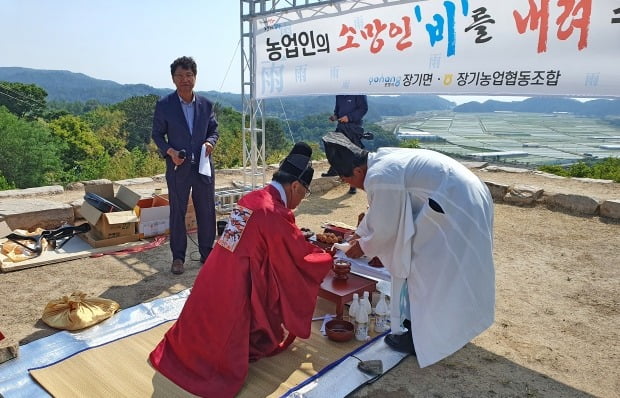 3일 경북 포항시 남구 장기면 장기읍성에서 장기면과 장기농업협동조합, 이장협의회, 자생단체 관계자들이 긴 가뭄을 끝내줄 비가 내리기를 기원하는 기우제를 지내고 있다. /사진=연합뉴스