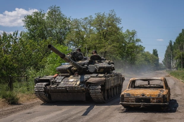 우크라이나 군인들이 6일(현지시간) 동부 도네츠크 지역 전선 인근에서 탱크를 몰고 이동하고 있다. /연합뉴스