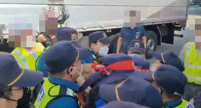 경찰, 하이트진로 이천공장 앞 화물연대 노조원 15명 체포 [종합]