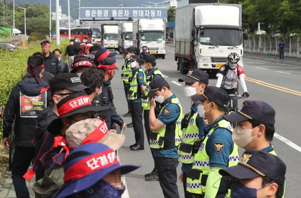 현대자동차 울산공장 명촌정문 앞에서 화물연대 조합원들이 선전전을 벌이고 있다.(사진=연합뉴스)