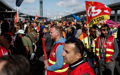 유럽 휩쓰는 항공업계 파업…"즉각 임금 인상하라"
