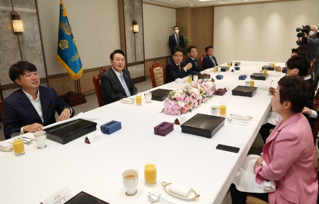 윤석열 대통령이 10일 오후 용산 대통령실 청사 대접견실에서 열린 국민의힘 지도부 초청 오찬 간담회에서 대화하고 있다. / 사진=연합뉴스