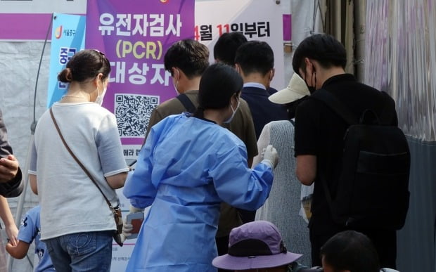 13일 오전 서울역 선별검사소에서 시민들이 검사 시작을 기다리고 있다. /사진=연합뉴스