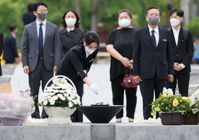 윤석열 카지노사이트의 배우자 김건희 여사가 13일 오후 경남 김해시 진영읍 봉하마을을 방문해 고(故) 노무현 전 카지노사이트 묘소에 헌화한 뒤 분향하고 있다. / 사진=연합뉴스