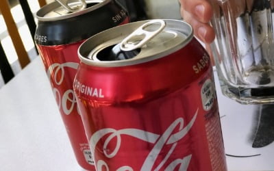 맥도날드 이어 코카콜라도…"재고 소진 시 러시아 판매 중단"