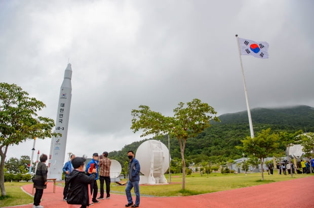 한국형 발사체 누리호(KSLV-Ⅱ)의 발사가 오는 16일로 연기된 가운데 14일 오전 전남 고흥군 봉래면 나로우주센터 앞 우주과학관을 찾은 관광객들이 광장에 조성된 옛 나로호 조형물들을 관람하고 있다. 사진=연합뉴스