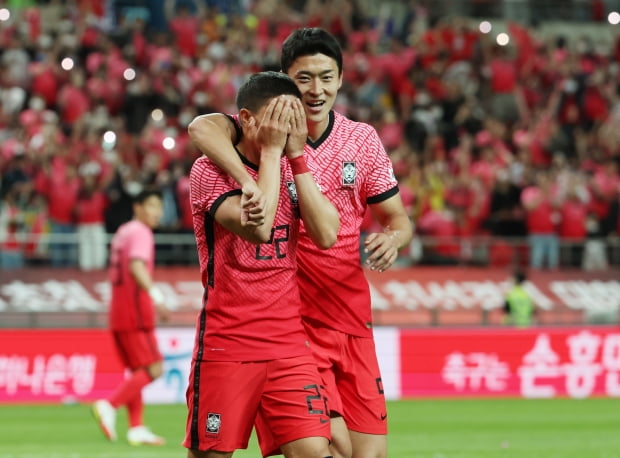 14일 오후 서울 마포구 서울월드컵경기장에서 열린 남자 축구 국가대표팀 친선경기 한국 대 이집트 경기에서 후반 권창훈이 골을 넣고  조규성의 축하를 받고 있다. 사진=연합뉴스