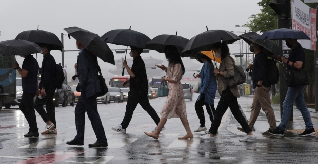 서울 광화문역 인근에서 시민들이 우산을 쓰고 길을 걷고 있다. /사진=연합뉴스