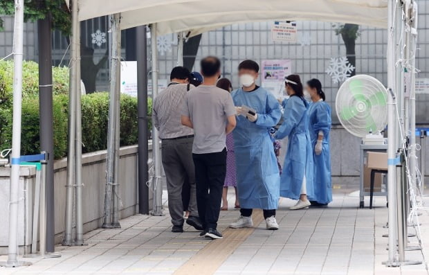 시민들이 검사를 위해 선별진료소로 향하고 있다. 사진=연합뉴스