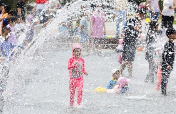 서울 여의도 물빛광장에서 시민들이 물놀이를 하며 더위를 잊고 있다. 사진=연합뉴스