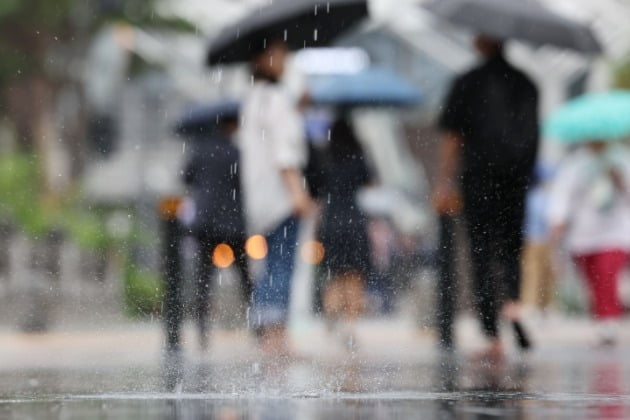 이번 주 내내 장맛비가 내릴 것으로 예보된 27일 오후 서울 시내의 거리에 비가 내리고 있다. 유통업계에 따르면 이달 들어 장마 관련 아이템 매출이 증가세를 나타냈다. 사진=연합뉴스