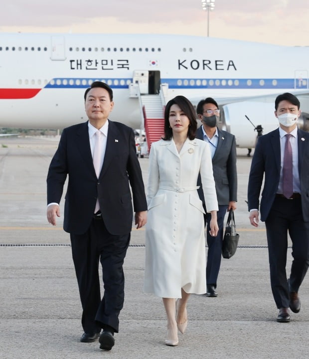 윤석열 대통령과 김건희 여사가 북대서양조약기구(나토) 정상회의 참석을 위해 27일(현지시간) 스페인 마드리드 바라하스 국제공항에 도착, 이동하고 있다. 사진=연합뉴스