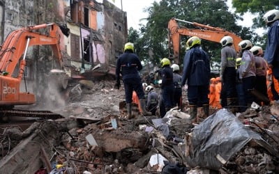 인도 뭄바이 노후 건물, 폭우에 '와르르'…최소 19명 사망