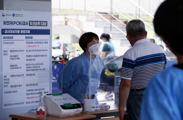 광주 서구보건소 선별진료소에서 의료진이 시민의 코로나19 검사를 안내하고 있다. /사진=연합뉴스