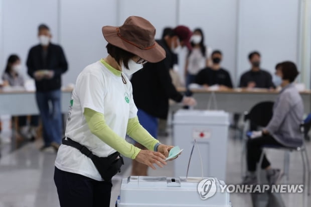 [6·1 지방선거] 아침부터 투표 열기…"내 한 표가 나라에 보탬되길"