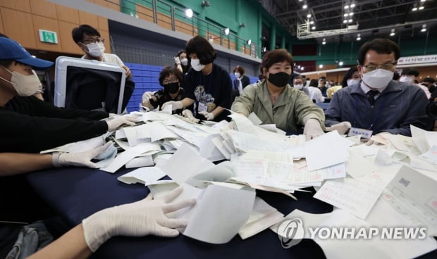 지방선거 초반 개표, 국민의힘 13곳·민주 4곳…與 압승 유력