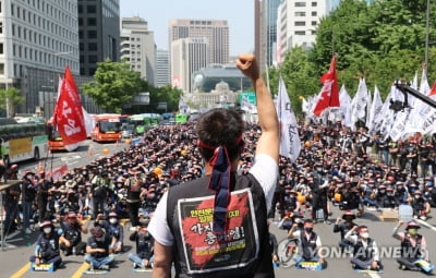 경윳값 폭등·안전운임제 일몰…화물연대 총파업 촉발