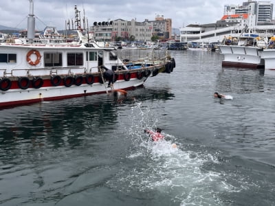 속초해경, 주문진항서 물에 빠진 40대 여성 구조
