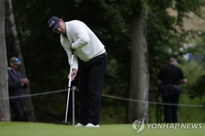 PGA 투어 징계 발표 속 개막한 LIV 골프…1R 선두는 슈워츨