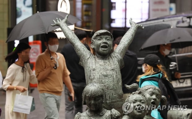 전국 구름 많고 곳곳에 소나기…낮 최고 31도