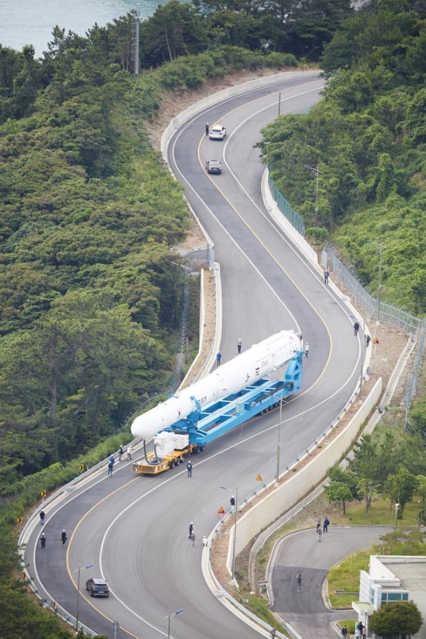 누리호, 8시 44분 발사대 도착…오전 중 기립