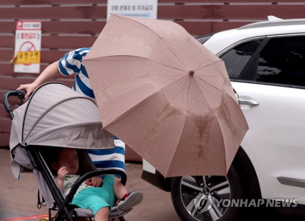 전국 흐리고 많은 비…곳곳 돌풍에 천둥·번개