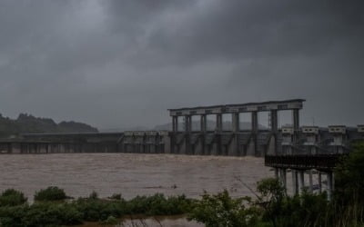 軍 "북한, 폭우 속 사전통보 없이 황강댐 방류"