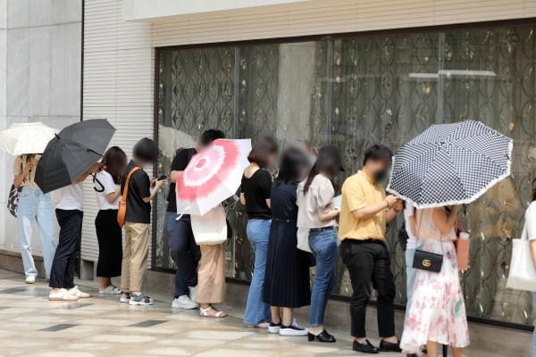 명품 구입을 위한 시민들이 서울 시내 한 백화점에서 매장 입장을 기다리고 있다. /뉴스1
