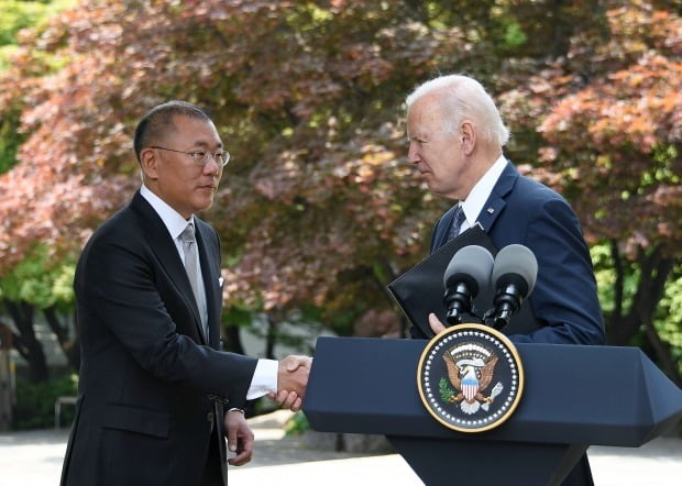 정의선 현대자동차그룹 회장(왼쪽)이 지난달 22일 오전 그랜드 하얏트 서울 호텔에서 미국 현지 전기차 전용 공장 신설 및 추가 투자 계획을 발표한 뒤 조 바이든 미국 대통령과 악수를 나누고 있다. 사진=뉴스1