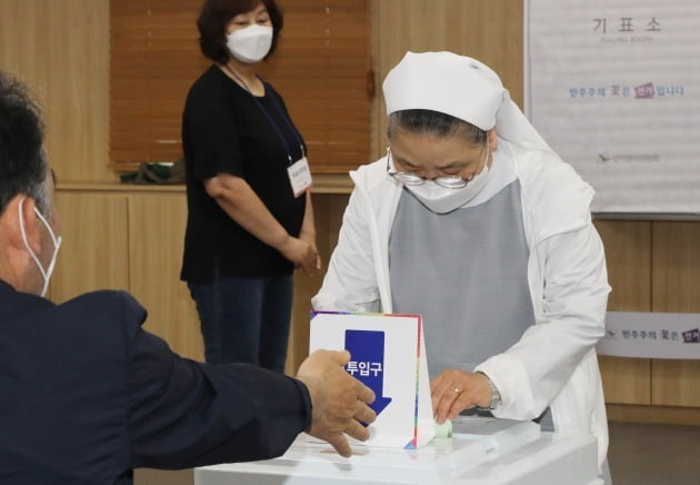 제8회 전국동시지방선거일인 1일 오전 제주시 연동 도의회 의원회관에서 설치된 연동 제1투표소에서 한 수녀가 소중한 한표를 행사하고 있다. 사진=뉴스1