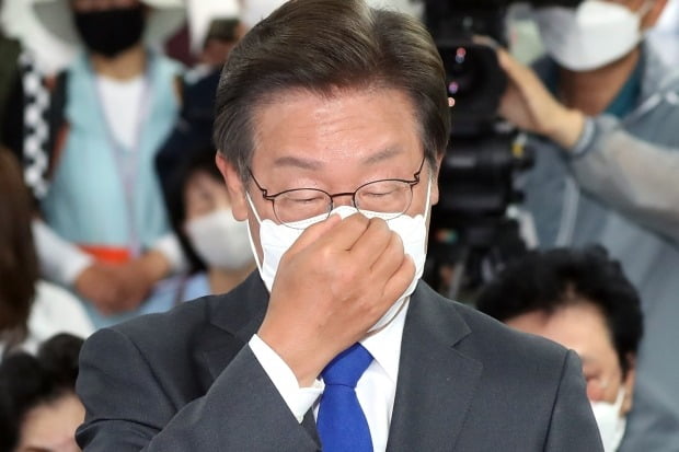 이재명 더불어민주당 인천 계양을 국회의원 보궐선거 후보가 2일 인천시 계양구에 마련된 선거사무소에서 소감을 밝히기 앞서 마스크를 고쳐쓰고 있다. 사진=뉴스1