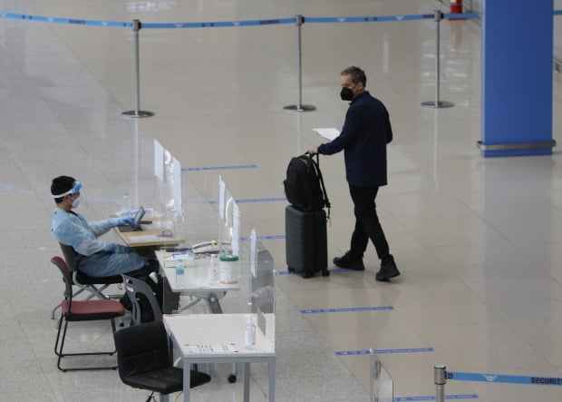 6일 오후 인천국제공항 2터미널에서 외국인이 입국하고 있다. 사진=뉴스1