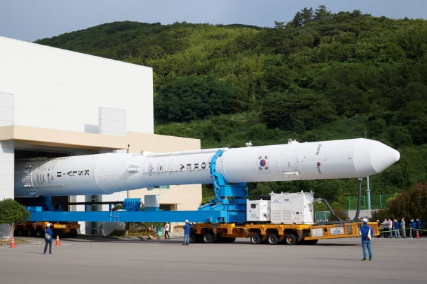 한국형 발사체 누리호(KSLV-Ⅱ)가 15일 전남 고흥군 나로우주센터 내 조립동에서 나와 발사대로 이송되고 있다. 사진=뉴스1